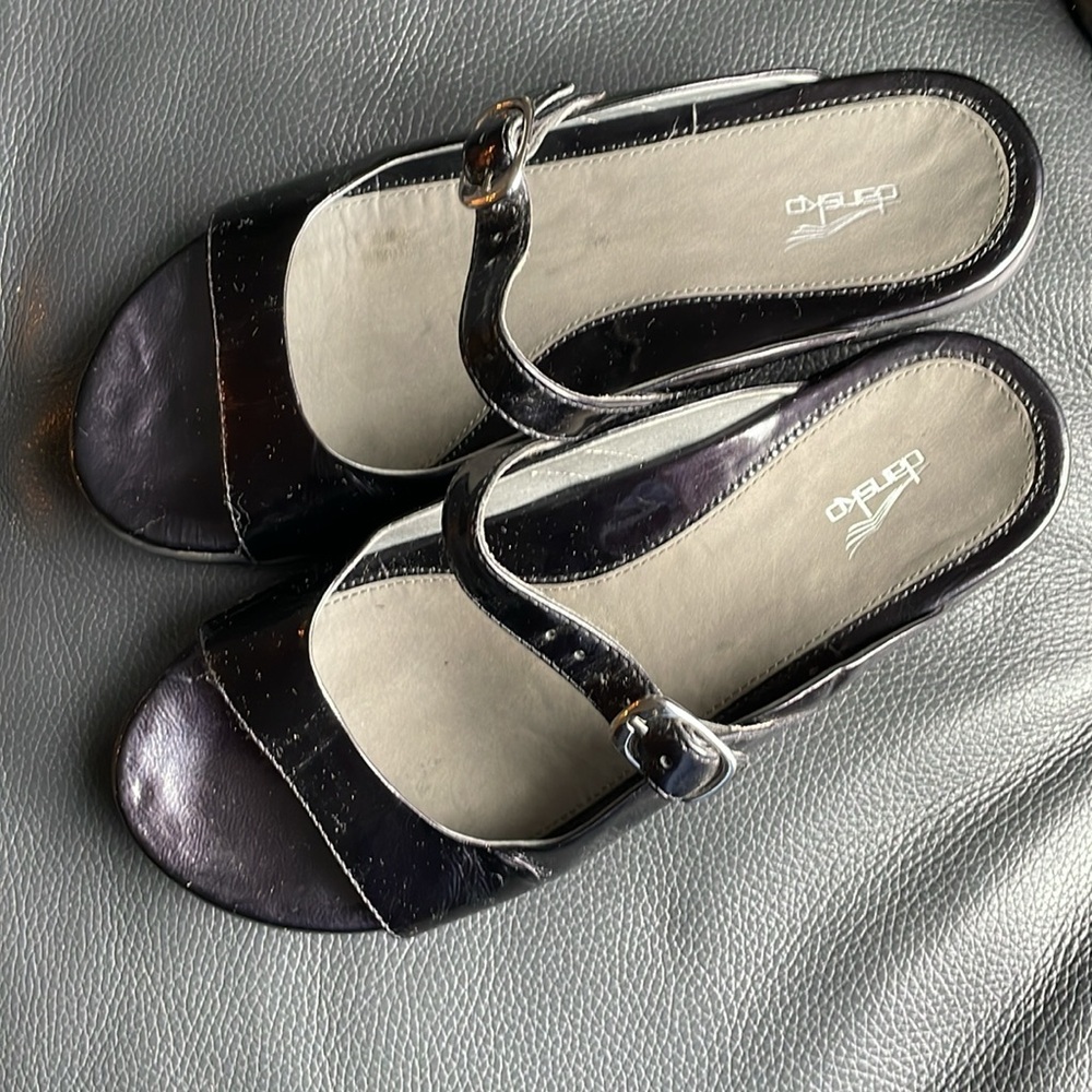 Dansko Sloane Style Sandals Size 7.5-8 Black Patent Leather Slipons - Picture 2 of 12